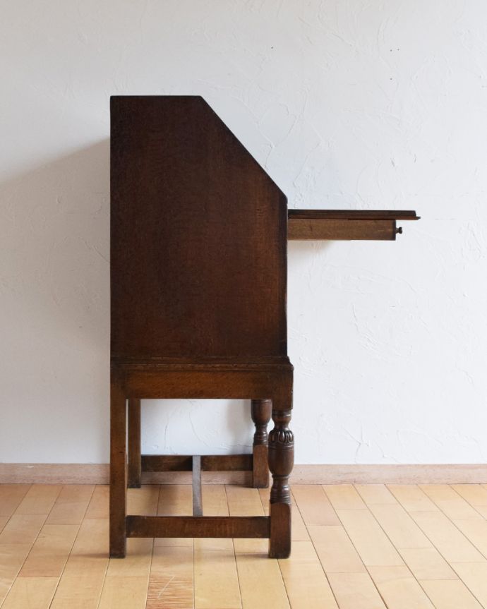 ビューロー アンティーク家具 英国輸入のアンティーク家具、オーク材のライティングビューロー(デスク)。ビューローを閉じると、スッキリとしたキャビネットに。(k-1590-f)