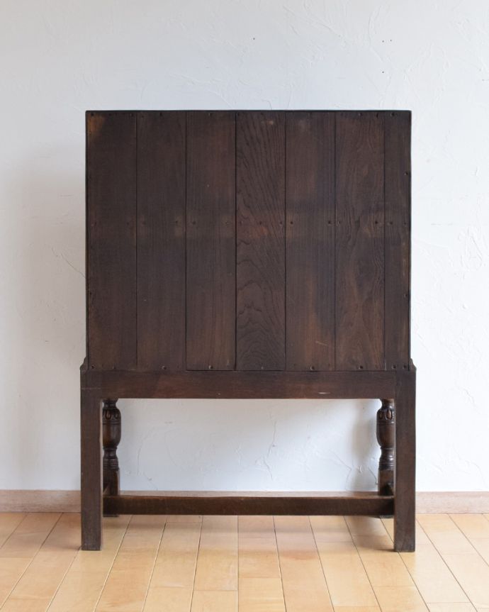 ビューロー アンティーク家具 英国輸入のアンティーク家具、オーク材のライティングビューロー(デスク)。アンティークは新品ではないので、もちろん経年変化によるキズはありますが、専門の職人が目立たないようキレイにお直しをしているので、後姿までキレイです。(k-1590-f)