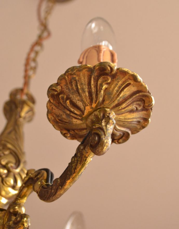 シャンデリア　照明・ライティング　フランスのアンティークシャンデリア、真鍮製3灯タイプのシャンデリア（Ｅ17シャンデリア球付）。隅々までこだわったデザインなのでどこから見ても楽しめます。(k-1590-z)
