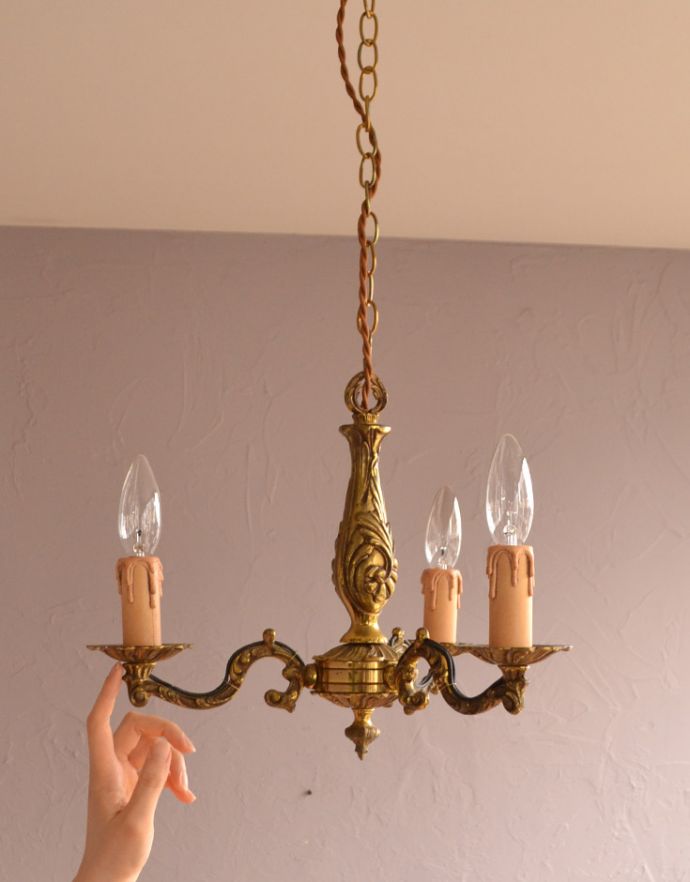 シャンデリア　照明・ライティング　フランスのアンティークシャンデリア、真鍮製3灯タイプのシャンデリア（Ｅ17シャンデリア球付）。取り付けやすい小ぶりなシャンデリアです。(k-1590-z)