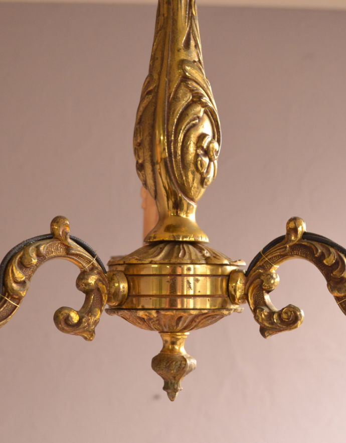 シャンデリア　照明・ライティング　フランスのアンティークシャンデリア、真鍮製3灯タイプのシャンデリア（Ｅ17シャンデリア球付）。職人の技巧が感じられる、繊細な装飾です。(k-1590-z)