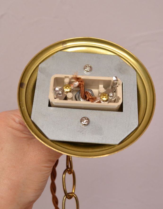 シャンデリア　照明・ライティング　フランスのアンティークシャンデリア、真鍮製3灯タイプのシャンデリア（Ｅ17シャンデリア球付）。引っ掛けシーリングのタイプに加工してお届けしますので、リビングやダイニングテーブルの上などお好きな場所に簡単に取り付けてみてください。(k-1590-z)