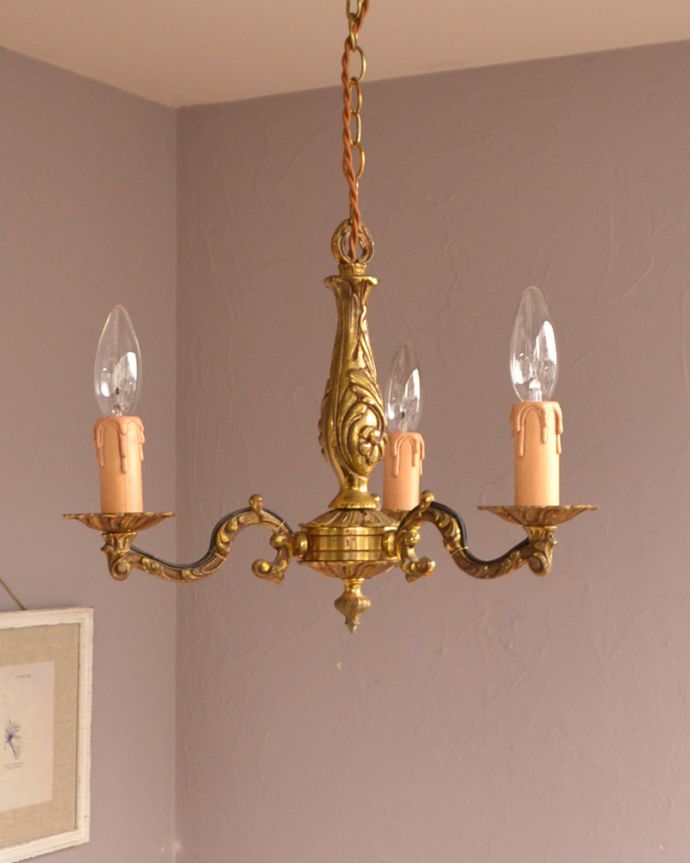 シャンデリア　照明・ライティング　フランスのアンティークシャンデリア、真鍮製3灯タイプのシャンデリア（Ｅ17シャンデリア球付）。昼間は灯りをつけなくても、太陽の光でキラキラと輝きます。(k-1590-z)