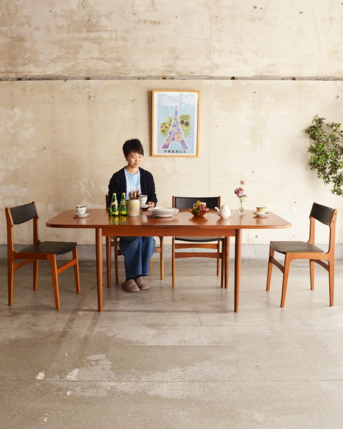 エクステンションテーブル　アンティーク家具　伸び縮みするダイニングテーブル、G-PLANのヴィンテージ家具。広げると広くなります！急な来客があってもこのテーブルがあれば安心！アパートにピッタリな２〜４人でお使いいただける手頃なサイズです。(k-1591-f)