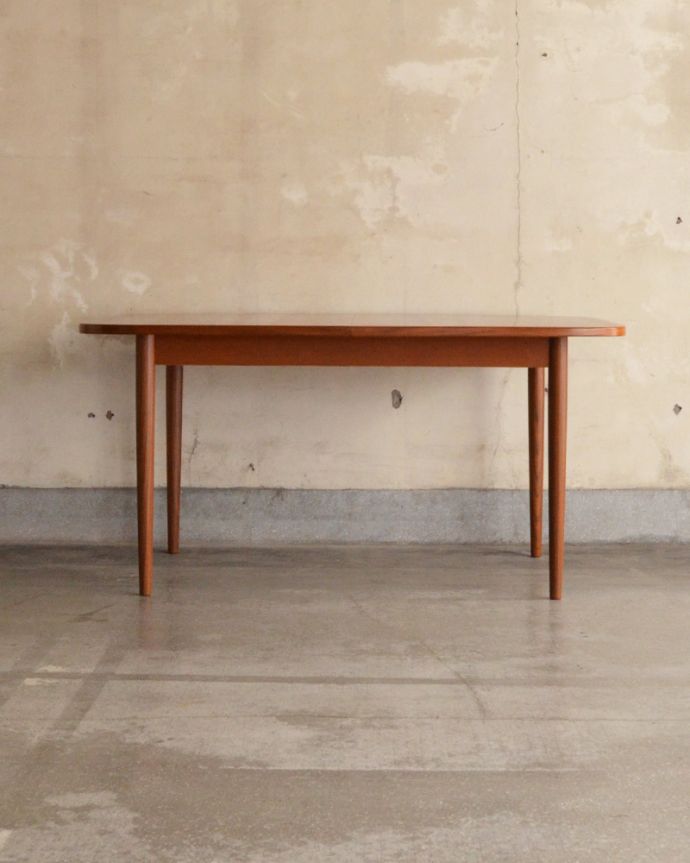 エクステンションテーブル　アンティーク家具　伸び縮みするダイニングテーブル、G-PLANのヴィンテージ家具。閉じるとコンパクトになるのでアパートや一人住まいの方にもオススメ！。(k-1591-f)