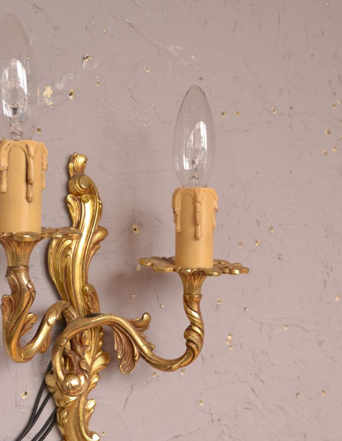 壁付けブラケット　照明・ライティング　フランスから届いた、アンティーク壁付け照明、２灯タイプのウォールランプ（Ｅ17シャンデリア球付）。まるでロウソクが点灯しているようなデザインがお洒落です。(k-1591-z)