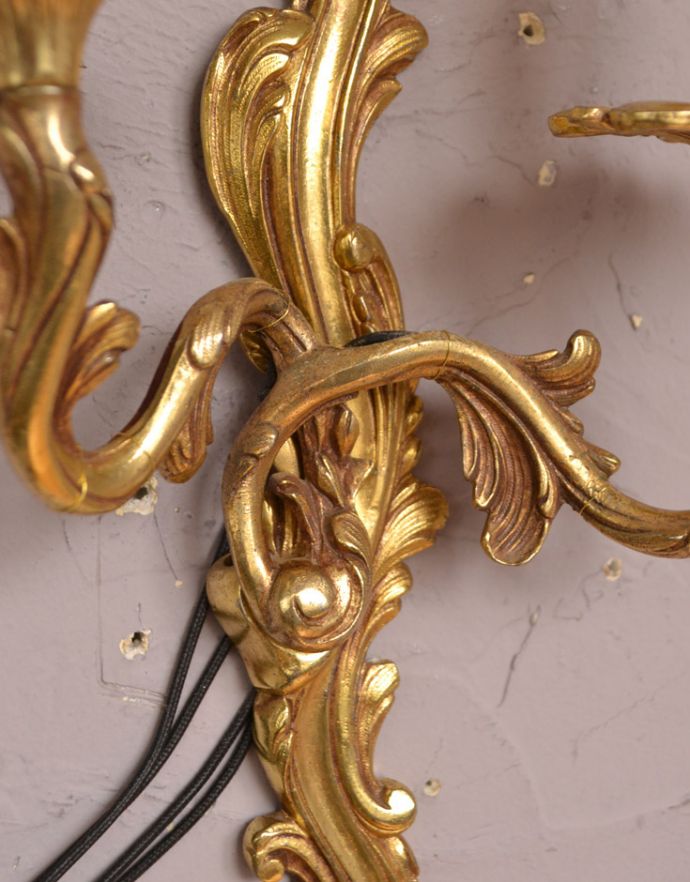 壁付けブラケット　照明・ライティング　フランスから届いた、アンティーク壁付け照明、２灯タイプのウォールランプ（Ｅ17シャンデリア球付）。隅々まで美しい装飾が入っています。(k-1591-z)