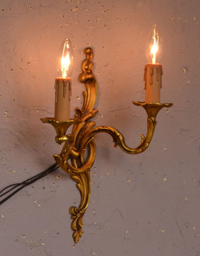 壁付けブラケット　照明・ライティング　フランス便で到着、アンティーク壁付け照明、真鍮製２灯タイプのウォールランプ（Ｅ17シャンデリア球付）。壁を照らすとロマンチックな空間の完成です。(k-1592-z)
