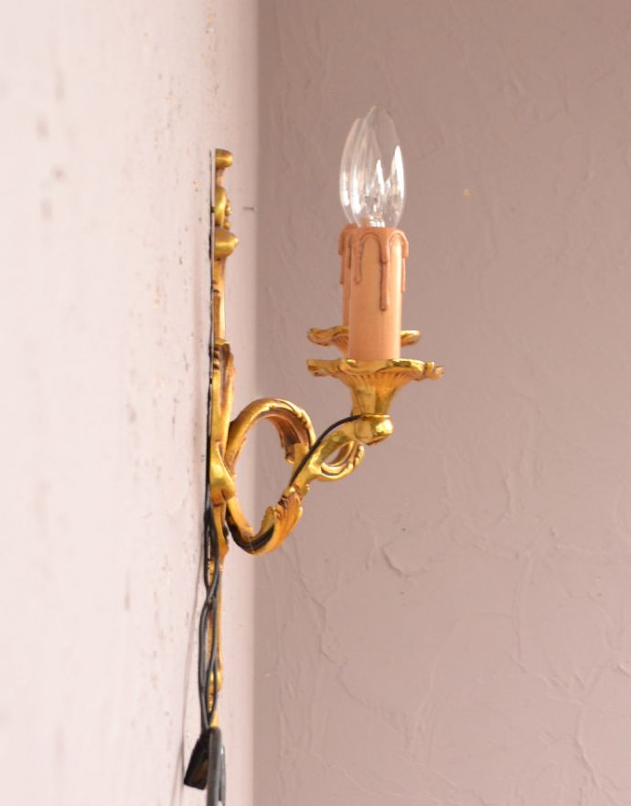 壁付けブラケット　照明・ライティング　フランス便で到着、アンティーク壁付け照明、真鍮製２灯タイプのウォールランプ（Ｅ17シャンデリア球付）。寝室や階段、玄関などにピッタリの壁付けブラケット。(k-1592-z)