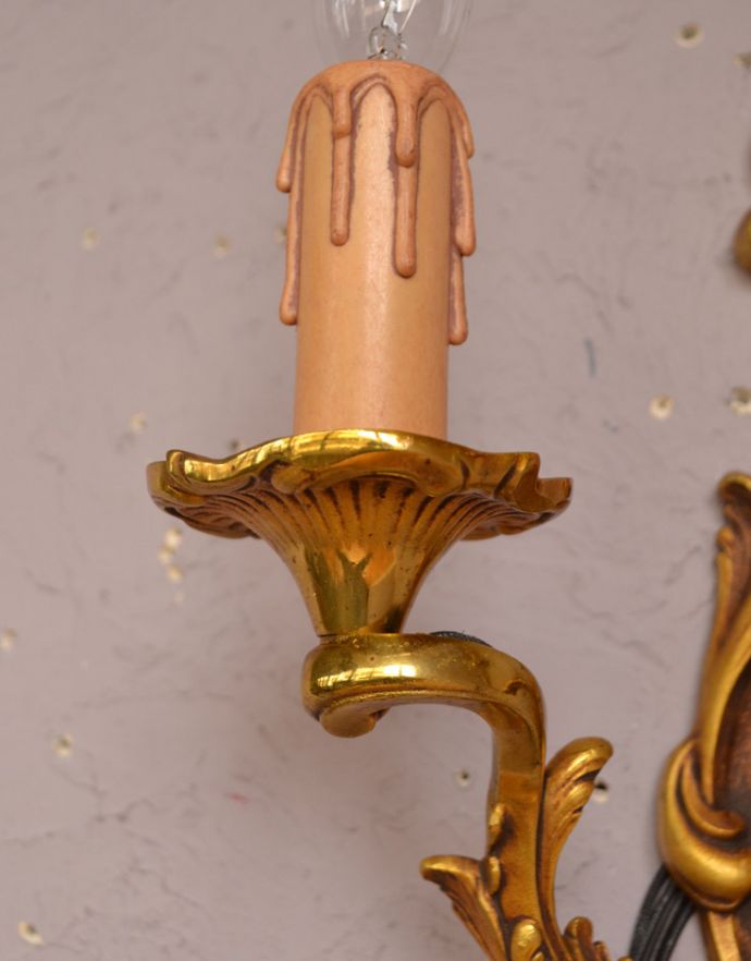 壁付けブラケット　照明・ライティング　フランス便で到着、アンティーク壁付け照明、真鍮製２灯タイプのウォールランプ（Ｅ17シャンデリア球付）。まるでロウソクが点灯しているようなデザインがお洒落です。(k-1592-z)