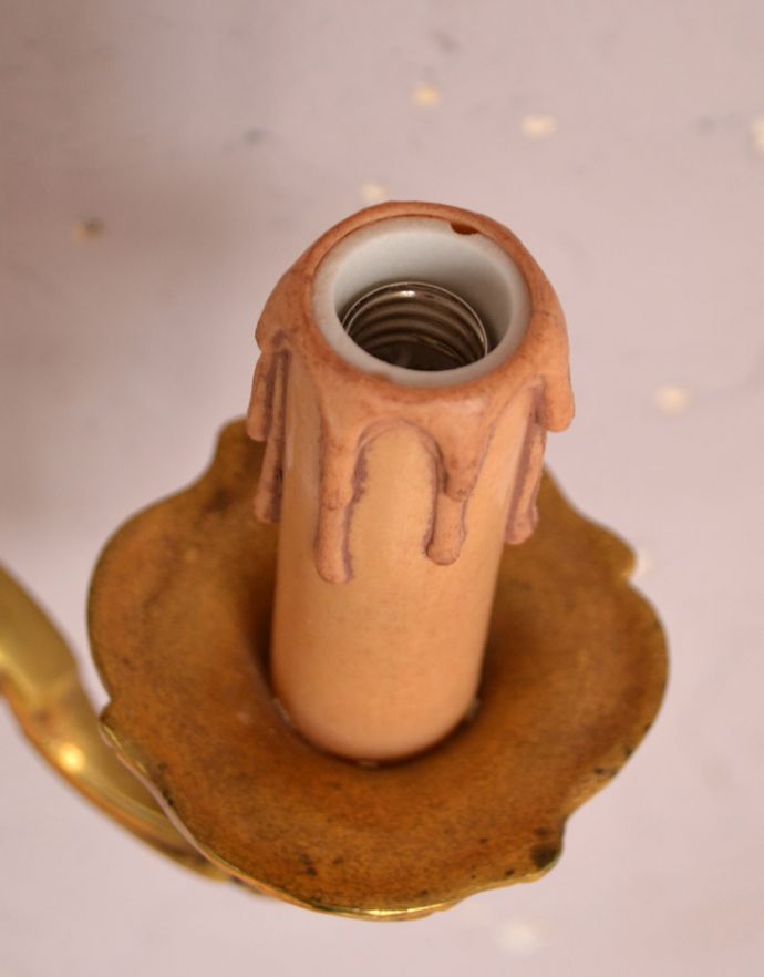 壁付けブラケット　照明・ライティング　フランス便で到着、アンティーク壁付け照明、真鍮製２灯タイプのウォールランプ（Ｅ17シャンデリア球付）。しっかりオーバーホウルをしたので、ご安心下さい。(k-1592-z)