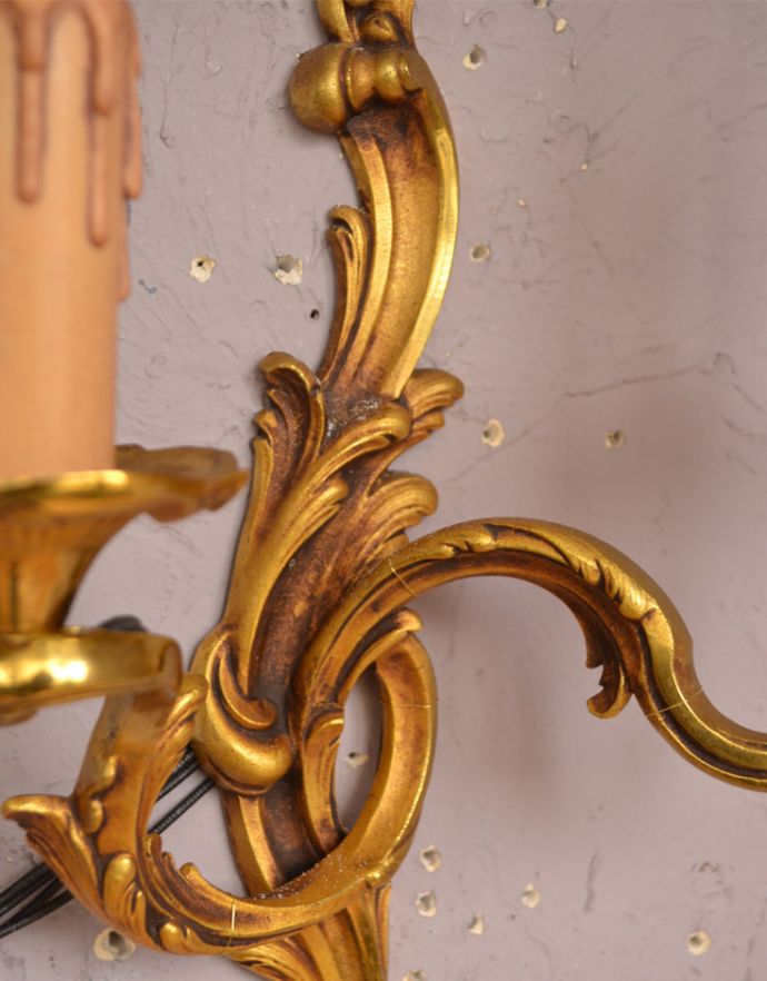 壁付けブラケット　照明・ライティング　フランス便で到着、アンティーク壁付け照明、真鍮製２灯タイプのウォールランプ（Ｅ17シャンデリア球付）。植物のモチーフが美しいデザインです。(k-1592-z)