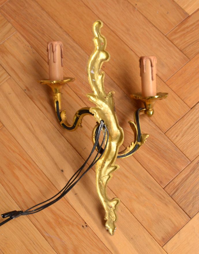 壁付けブラケット　照明・ライティング　フランス便で到着、アンティーク壁付け照明、真鍮製２灯タイプのウォールランプ（Ｅ17シャンデリア球付）。壁の中に配線をする場合は、電気屋さんによる取り付け工事が必要です。(k-1592-z)