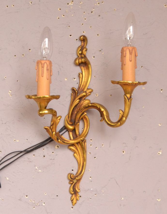 壁付けブラケット　照明・ライティング　フランス便で到着、アンティーク壁付け照明、真鍮製２灯タイプのウォールランプ（Ｅ17シャンデリア球付）。壁のお洒落を楽しむのにはピッタリな存在感です。(k-1592-z)