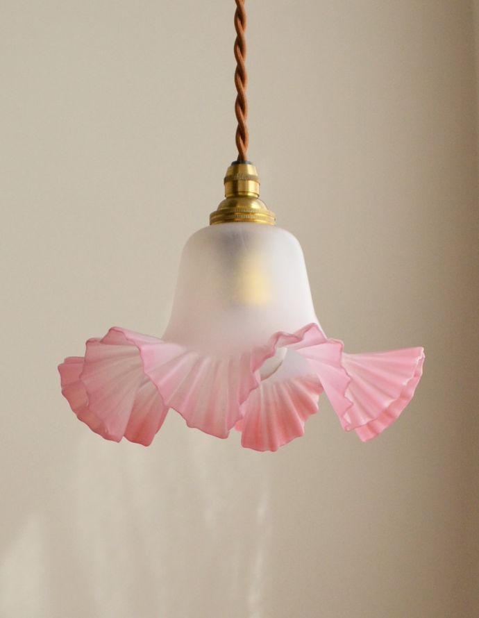 ペンダントライト　照明・ライティング　ピンクのフリルがフェミニンなアンティーク天井付け照明（ペンダントライト）（コード・丸球付き）。電気を点けていないときも素敵。(k-1593-z)