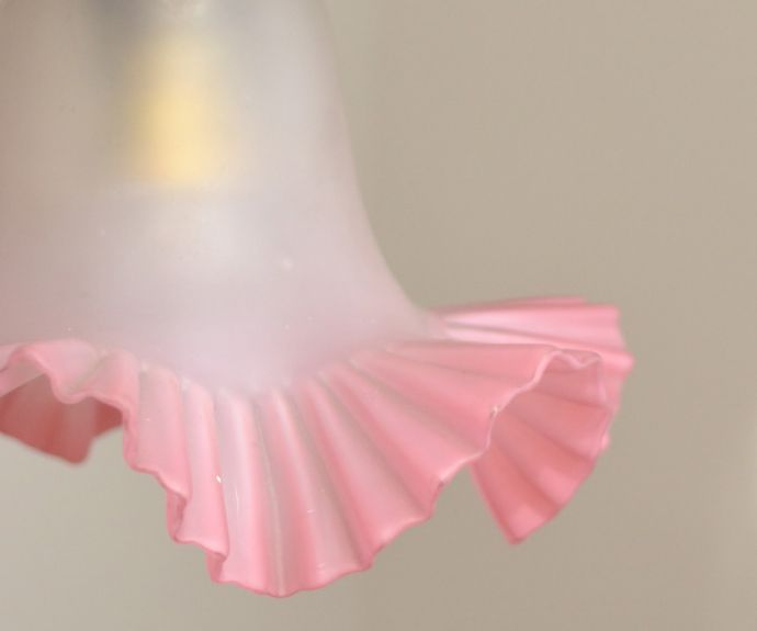 ペンダントライト　照明・ライティング　ピンクのフリルがフェミニンなアンティーク天井付け照明（ペンダントライト）（コード・丸球付き）。シェードは、アンティークのため、誤差があったり、キズ、汚れが入っている場合もあります。(k-1593-z)