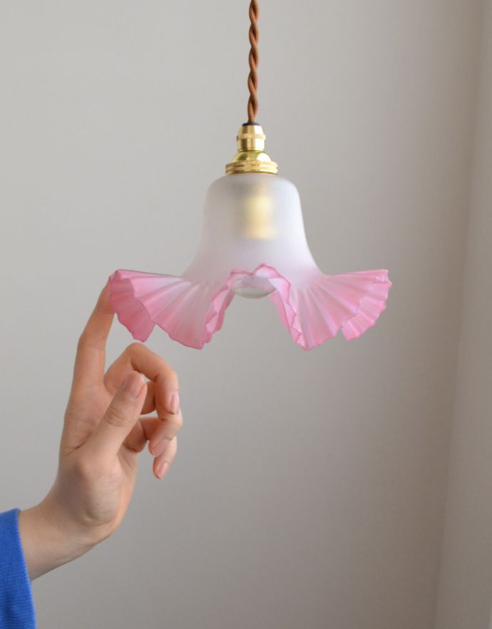 ペンダントライト　照明・ライティング　ピンクのフリルがフェミニンなアンティーク天井付け照明（ペンダントライト）（コード・丸球付き）。アンティークのミルクガラスは、光を通すとなんとも言えないステキな雰囲気でお部屋を照らしてくれます。(k-1593-z)