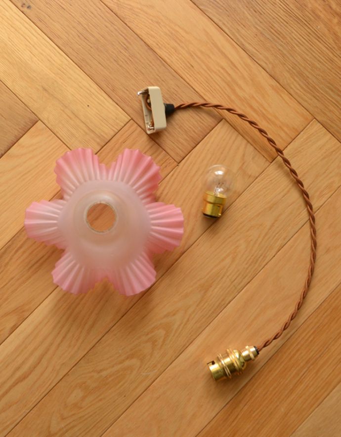 ペンダントライト　照明・ライティング　ピンクのフリルがフェミニンなアンティーク天井付け照明（ペンダントライト）（コード・丸球付き）。ガラスシェード、コード、電球1個、ギャラリーを全てセットでお届けするので、届いてすぐに取り付けられます。(k-1593-z)