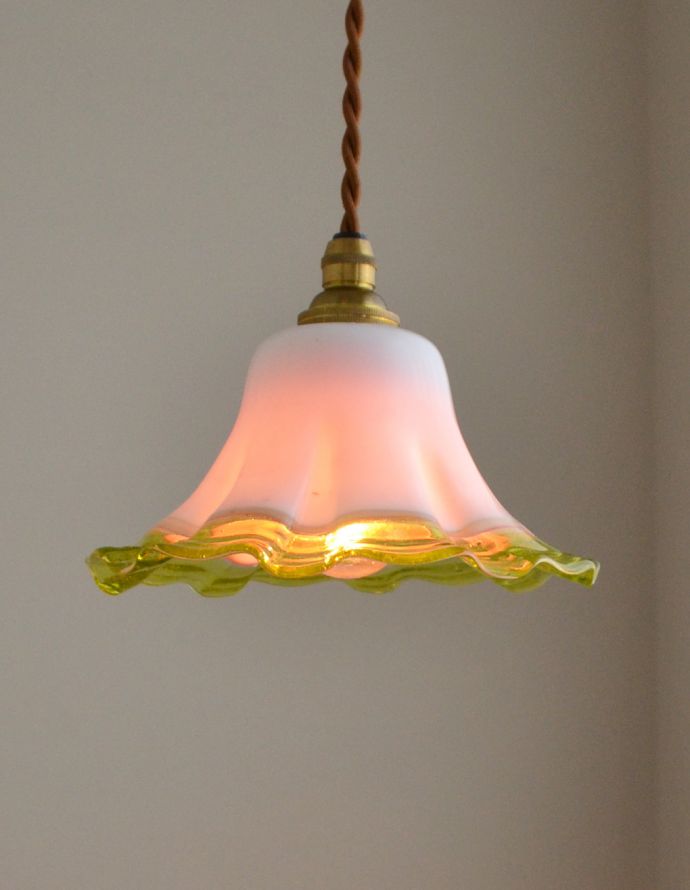 ペンダントライト　照明・ライティング　内側から見ると･･･！シルエットが可愛いアンティークペンダントライト（コード・シャンデリア球・ギャラリーなし）。電気を点けると、内側のピンク色がふわんと浮かび上がって、とっても幻想的。(k-1594-z)