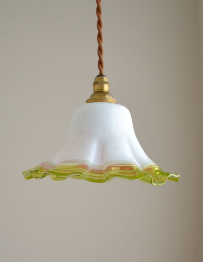 ペンダントライト　照明・ライティング　内側から見ると･･･！シルエットが可愛いアンティークペンダントライト（コード・シャンデリア球・ギャラリーなし）。電気がついていないときは、縁のグリーンとチラッと見えるピンク色が可愛いんです。(k-1594-z)