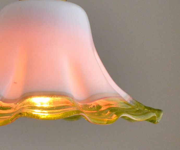 ペンダントライト　照明・ライティング　内側から見ると･･･！シルエットが可愛いアンティークペンダントライト（コード・シャンデリア球・ギャラリーなし）。シェードから漏れる光に癒されます。(k-1594-z)