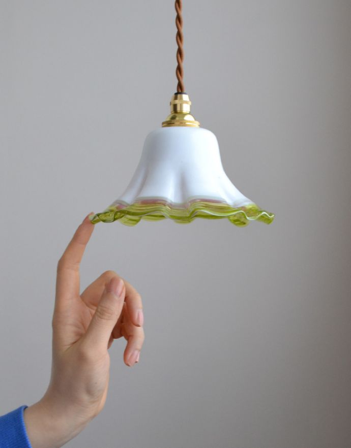 ペンダントライト　照明・ライティング　内側から見ると･･･！シルエットが可愛いアンティークペンダントライト（コード・シャンデリア球・ギャラリーなし）。アンティークのミルクガラスは、光を通すとなんとも言えないステキな雰囲気でお部屋を照らしてくれます。(k-1594-z)