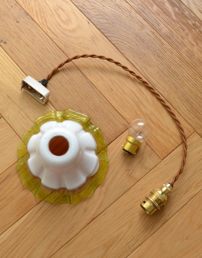 ペンダントライト　照明・ライティング　内側から見ると･･･！シルエットが可愛いアンティークペンダントライト（コード・シャンデリア球・ギャラリーなし）。ガラスシェード、コード、電球1個を全てセットでお届けするので、届いてすぐに取り付けられます。(k-1594-z)