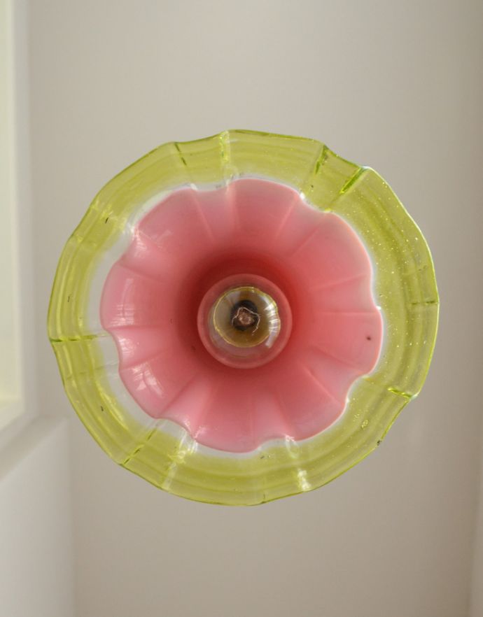 ペンダントライト　照明・ライティング　内側から見ると･･･！シルエットが可愛いアンティークペンダントライト（コード・シャンデリア球・ギャラリーなし）。下から見ると、と〜っても可愛いんです！ピンクとグリーンのコントラストにときめきます。(k-1594-z)