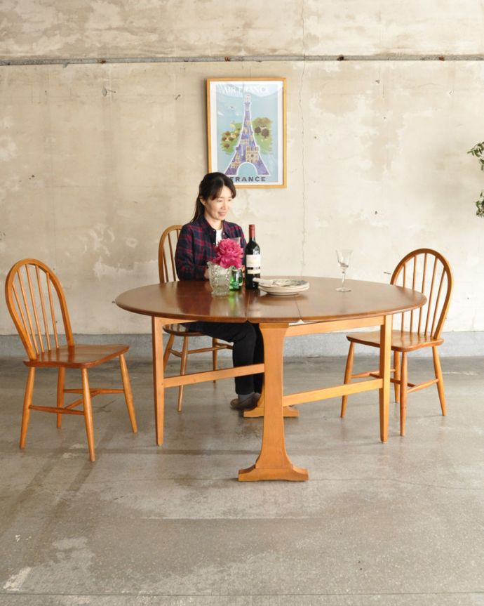 アーコールの家具 アンティーク家具 老舗家具メーカーアーコール社のアンティーク ダイニングテーブル(伸張式)。自由に大きさを変えて楽しめる伸張式のダイニングテーブル。(k-1595-f)