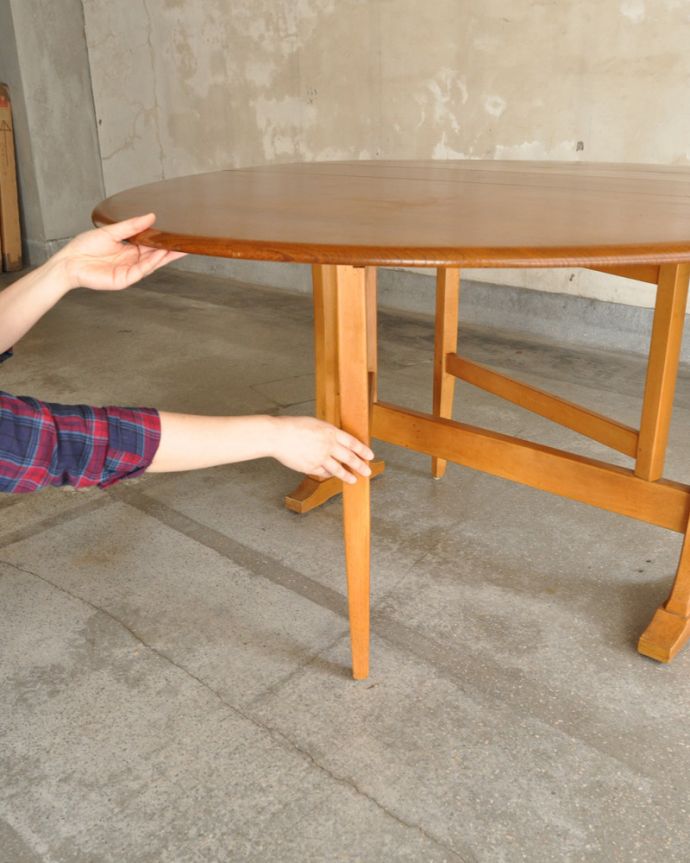 アーコールの家具 アンティーク家具 老舗家具メーカーアーコール社のアンティーク ダイニングテーブル(伸張式)。脚を引っ張り出すだけなので、組み立ても簡単!女性の力で大丈夫です。(k-1595-f)