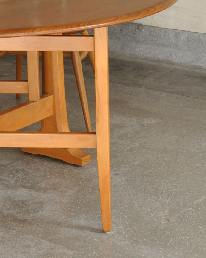 アーコールの家具 アンティーク家具 老舗家具メーカーアーコール社のアンティーク ダイニングテーブル(伸張式)。脚はすらっとシンプルなデザインです。(k-1595-f)