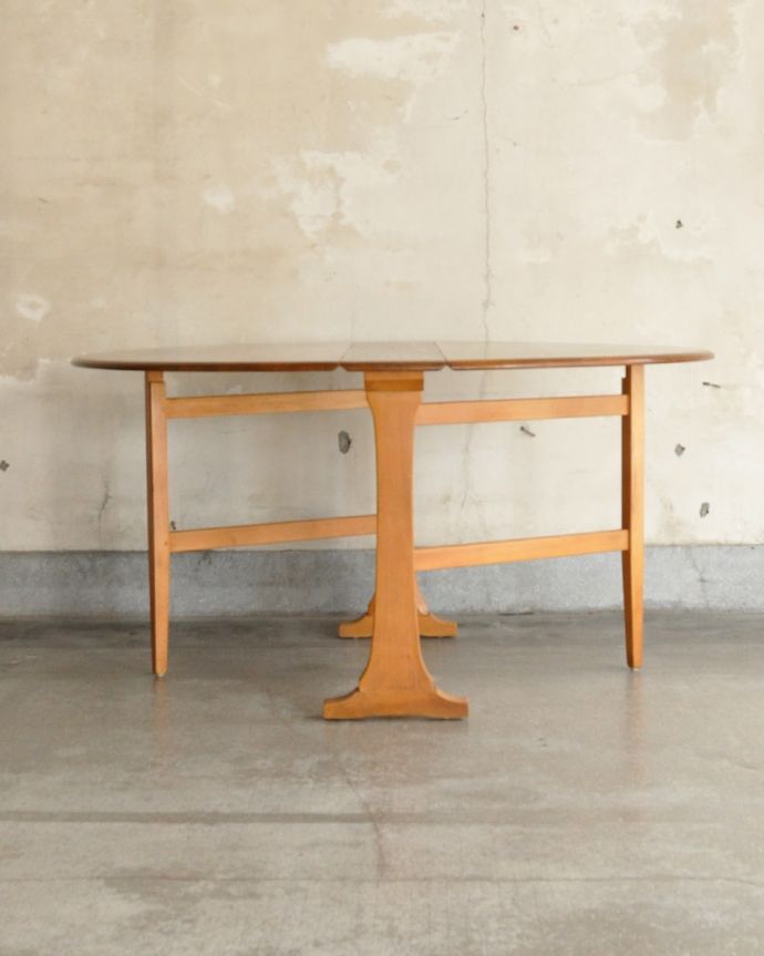 アーコールの家具 アンティーク家具 老舗家具メーカーアーコール社のアンティーク ダイニングテーブル(伸張式)。※アンティークは新品ではないので、経年変化によるキズはありますが、専門の職人によって目立たないようにキレイにお直しをしています。(k-1595-f)