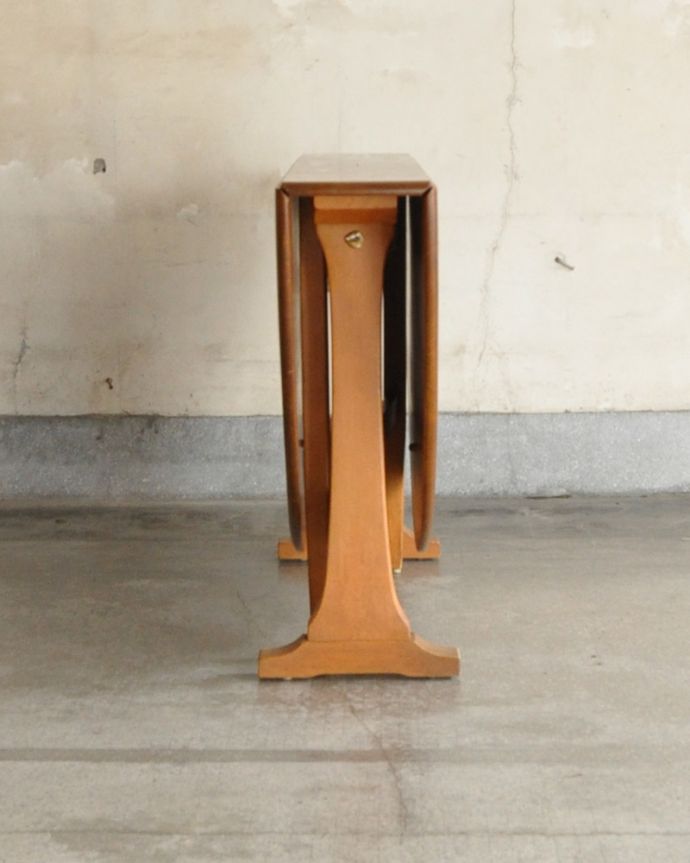 アーコールの家具 アンティーク家具 老舗家具メーカーアーコール社のアンティーク ダイニングテーブル(伸張式)。閉じるとコンパクトになるのでアパートや一人住まいの方にもオススメ!。(k-1595-f)