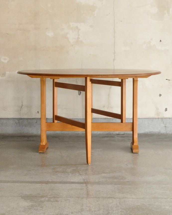 アーコールの家具 アンティーク家具 老舗家具メーカーアーコール社のアンティーク ダイニングテーブル(伸張式)。もちろん常に広げたままの状態でもお使い頂けます。(k-1595-f)