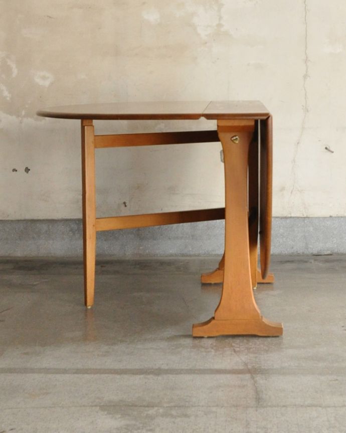 アーコールの家具 アンティーク家具 老舗家具メーカーアーコール社のアンティーク ダイニングテーブル(伸張式)。片開きにして、壁に付けてデスクのようにしても使えます。(k-1595-f)