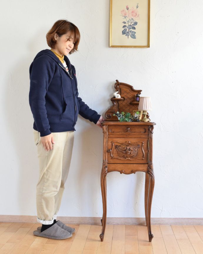 アンティークのキャビネット　アンティーク家具　アンティーク英国家具、薔薇の彫刻が美しい優美なベッドサイドカップボード。小さめの飾り棚なので、リビングや寝室、玄関などで試してみてください。(k-1598-f)