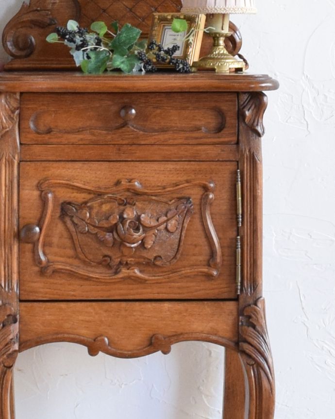 アンティークのキャビネット　アンティーク家具　アンティーク英国家具、薔薇の彫刻が美しい優美なベッドサイドカップボード。しっとりとした大人の雰囲気を醸し出す小さなキャビネット。(k-1598-f)