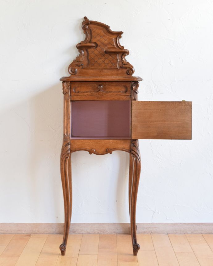 アンティークのキャビネット　アンティーク家具　アンティーク英国家具、薔薇の彫刻が美しい優美なベッドサイドカップボード。棚には、ティッシュやメガネケースなど入れておくと便利ですよ。(k-1598-f)