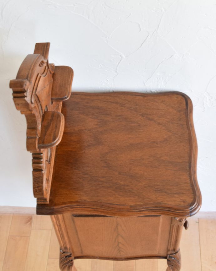 アンティークのキャビネット　アンティーク家具　アンティーク英国家具、薔薇の彫刻が美しい優美なベッドサイドカップボード。天板もピカピカにお直ししました。(k-1598-f)