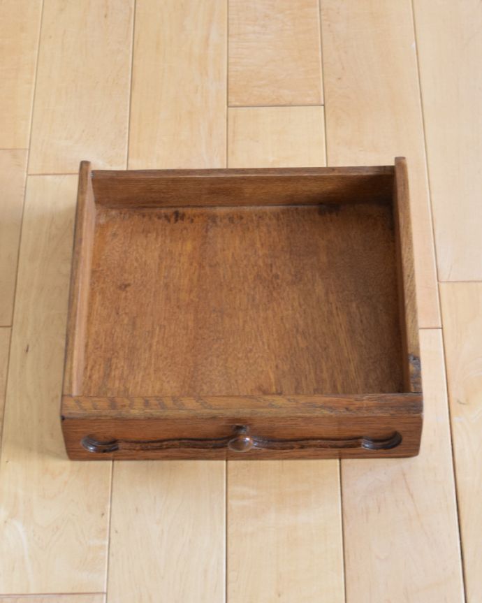 アンティークのキャビネット　アンティーク家具　アンティーク英国家具、薔薇の彫刻が美しい優美なベッドサイドカップボード。細々したものをしまうのに便利な引き出し。(k-1598-f)