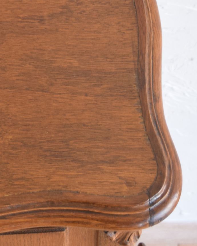 アンティークのキャビネット　アンティーク家具　アンティーク英国家具、薔薇の彫刻が美しい優美なベッドサイドカップボード。角は丸くなっているので、小さなお子さまがいるご家庭にも安心です。(k-1598-f)