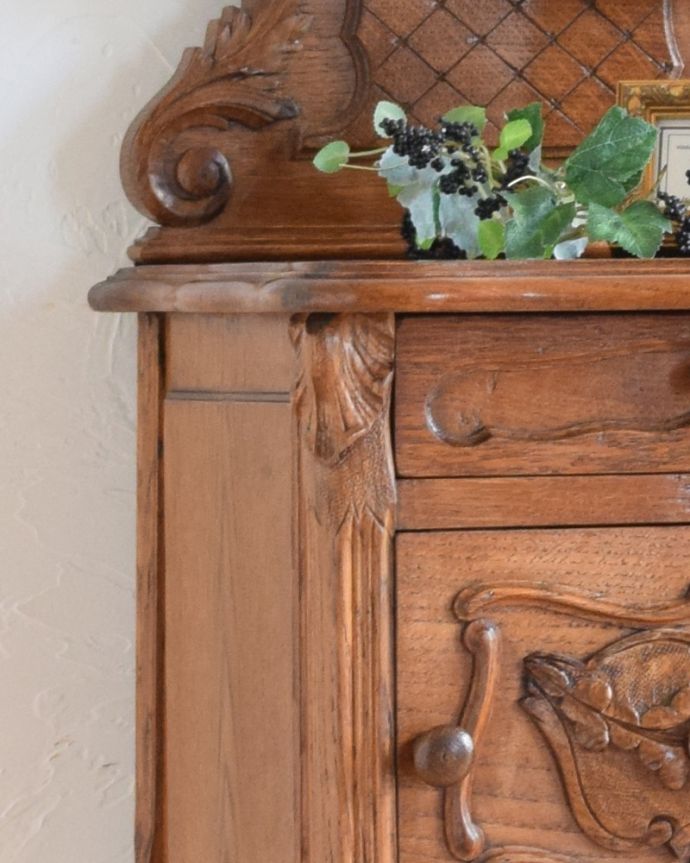 アンティークのキャビネット　アンティーク家具　アンティーク英国家具、薔薇の彫刻が美しい優美なベッドサイドカップボード。キャビネットの角にも彫りが刻まれています。(k-1598-f)