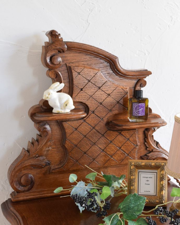 アンティークのキャビネット　アンティーク家具　アンティーク英国家具、薔薇の彫刻が美しい優美なベッドサイドカップボード。かわいい棚が２段あります。(k-1598-f)