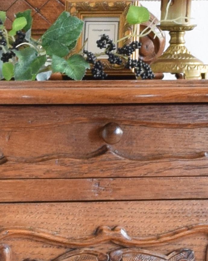 アンティークのキャビネット　アンティーク家具　アンティーク英国家具、薔薇の彫刻が美しい優美なベッドサイドカップボード。取っ手はシンプルなデザインです。(k-1598-f)