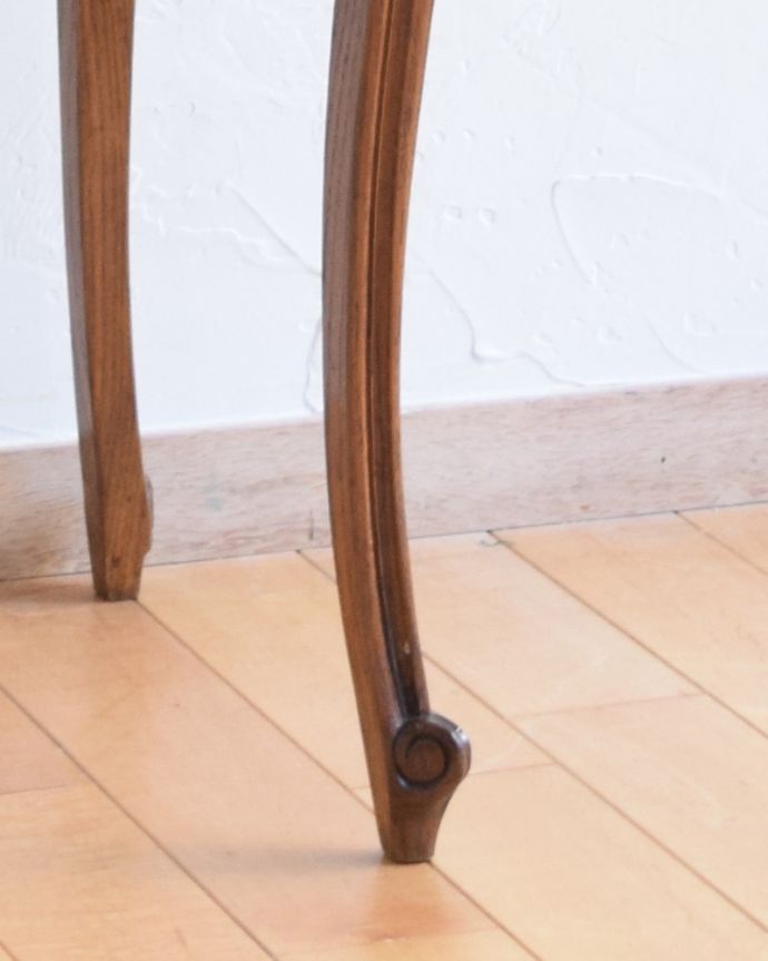 アンティークのキャビネット　アンティーク家具　アンティーク英国家具、薔薇の彫刻が美しい優美なベッドサイドカップボード。キュートな猫脚がキャビネットをしっかり支えてくれます。(k-1598-f)