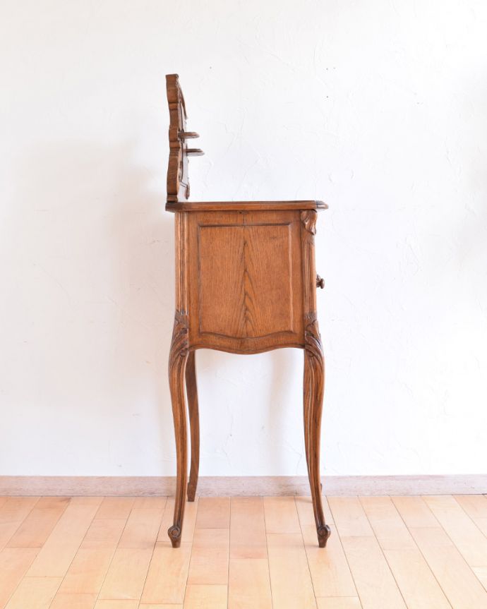 アンティークのキャビネット　アンティーク家具　アンティーク英国家具、薔薇の彫刻が美しい優美なベッドサイドカップボード。横から見てもステキです。(k-1598-f)