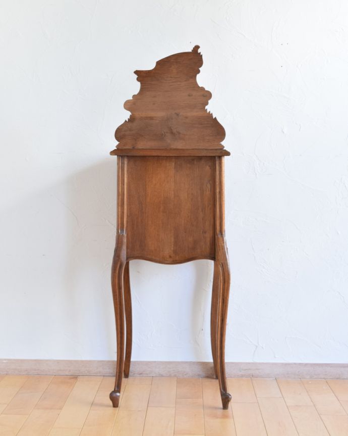 アンティークのキャビネット　アンティーク家具　アンティーク英国家具、薔薇の彫刻が美しい優美なベッドサイドカップボード。アンティークは新品ではないので、もちろん経年変化によるキズはありますが、専門の職人が目立たないようキレイにお直しをしているので、後姿までキレイです。(k-1598-f)