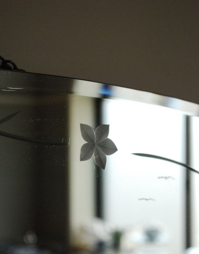 アンティーク カッティングミラー アンティーク雑貨 ミラーに小さなお花が咲いた、アンティークカッティングミラー 。小さな可愛いお花がデザインされた可愛いカッティングミラーです。(k-1598-z)