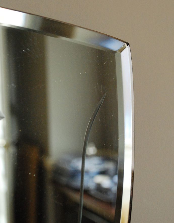 アンティーク カッティングミラー アンティーク雑貨 ミラーに小さなお花が咲いた、アンティークカッティングミラー 。現代のミラーの倍くらいの厚みがあるんです。(k-1598-z)