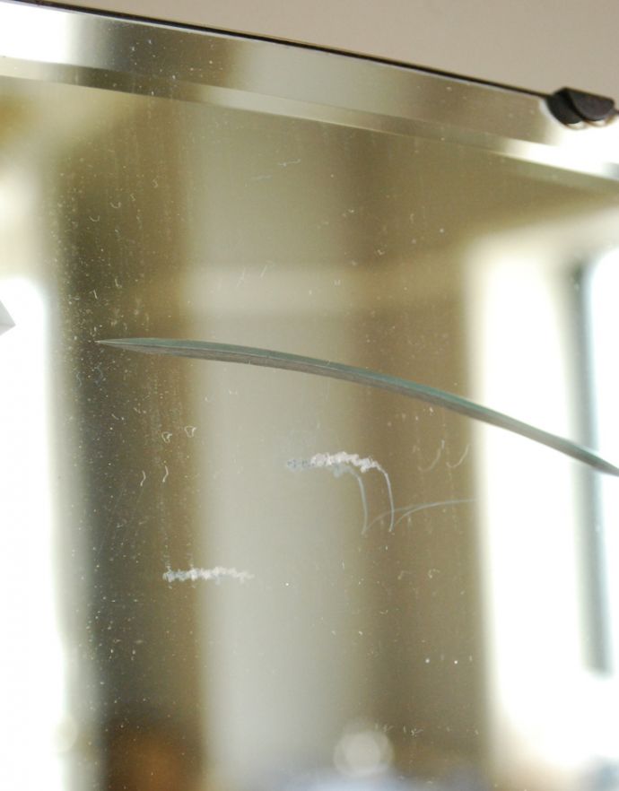 アンティーク カッティングミラー アンティーク雑貨 ミラーに小さなお花が咲いた、アンティークカッティングミラー 。アンティークは新品ではないので、経年変化によるキズはありますが、専門の職人によって目立たないようにキレイにお直しをしています。(k-1598-z)